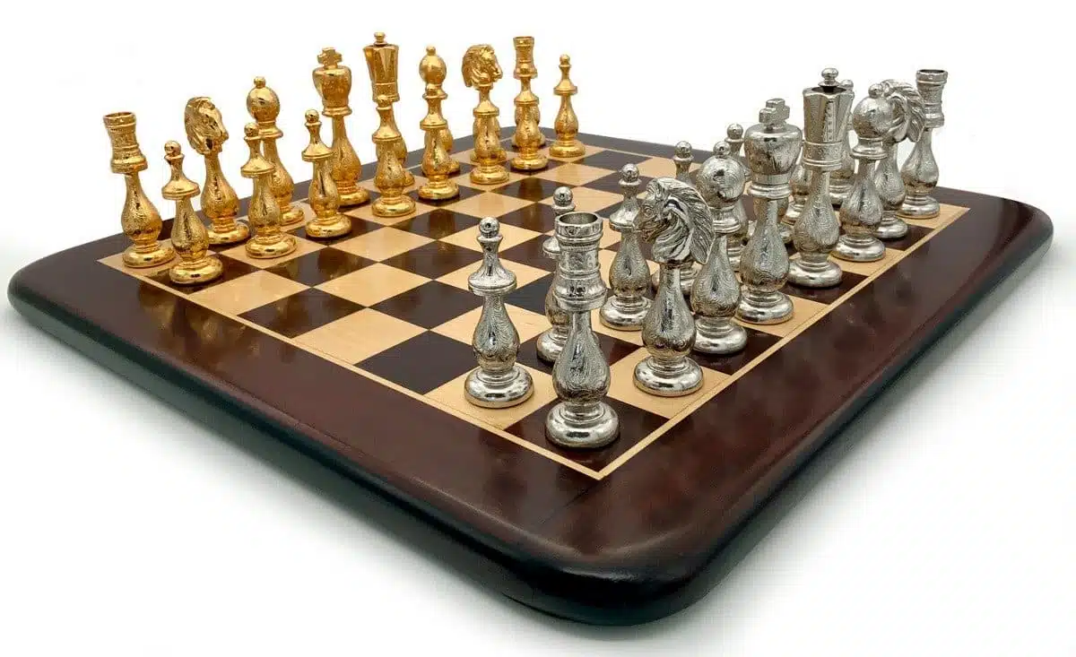 Ensemble Arabic Style VI Echiquier en Bois de Rose et d'Erable et Jeu d'Echecs en Métal Plaqué Or et Argent – Image 3