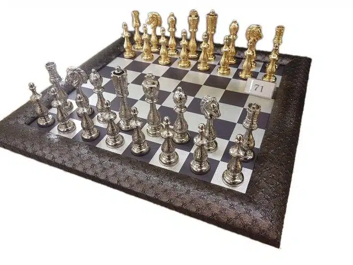 Ensemble Arabic Style VII Echiquier en Aluminium et Cuir Véritable et Pièces d'Echecs en Métal Plaqué Or/Argent