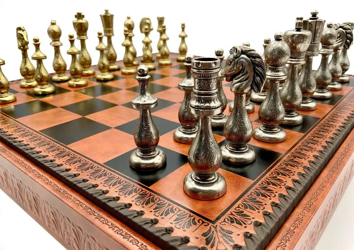 Ensemble Oriental Echiquier en Similcuir avec Rangement et Pièces d'Echecs en Métal Filigrane – Image 9