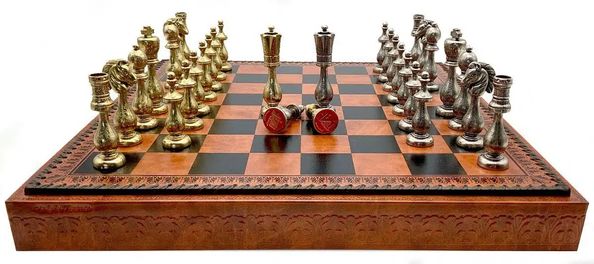 Ensemble Oriental Echiquier en Similcuir avec Rangement et Pièces d'Echecs en Métal Filigrane – Image 10