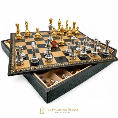 Échiquier Flowered II avec pièces dorées et argentées et coffret de rangement ouvert