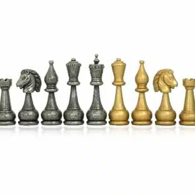 Jeu d'Echecs en Métal Flowered, toutes les pièces argentées et dorées alignées