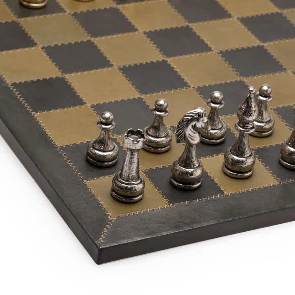 Ensemble Flowered IIII Echiquier en Cuir Véritable et Jeu d'Echecs en Métal – Image 12