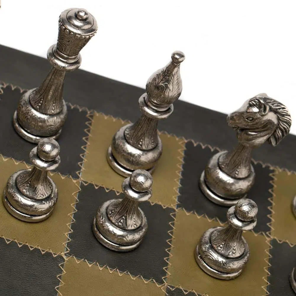 Ensemble Flowered IIII Echiquier en Cuir Véritable et Jeu d'Echecs en Métal – Image 7