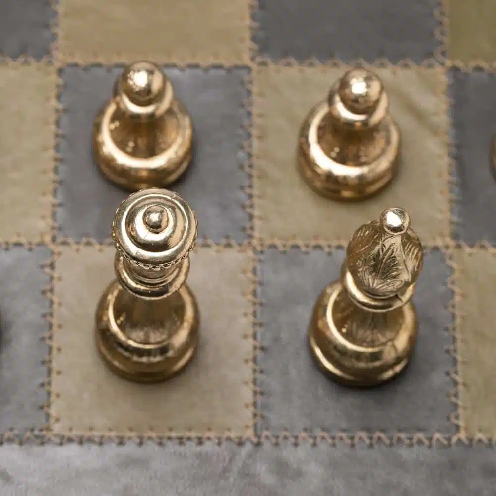 Ensemble Flowered IIII Echiquier en Cuir Véritable et Jeu d'Echecs en Métal – Image 11