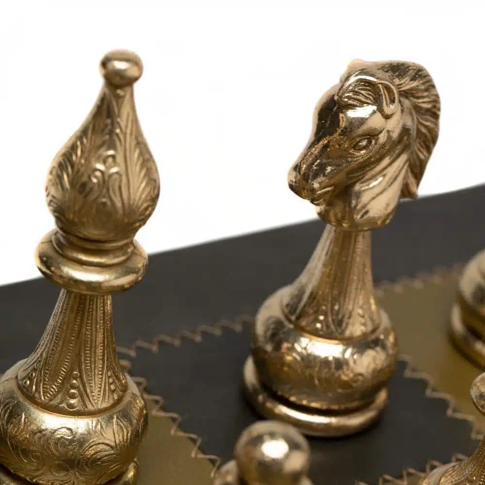 Ensemble Flowered IIII Echiquier en Cuir Véritable et Jeu d'Echecs en Métal – Image 4