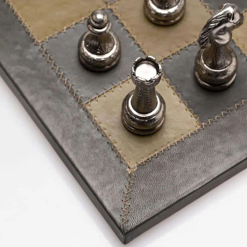 Ensemble Flowered IIII Echiquier en Cuir Véritable et Jeu d'Echecs en Métal – Image 10