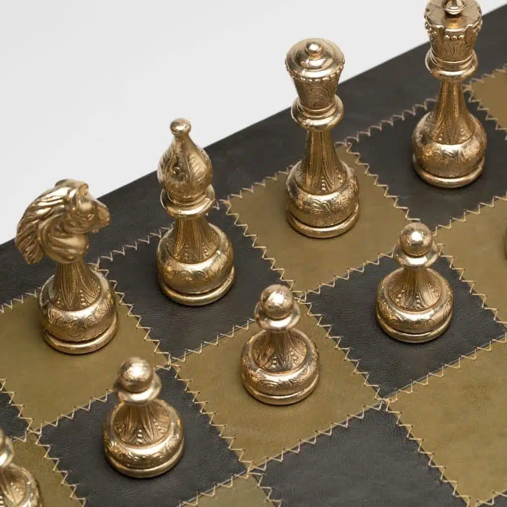 Ensemble Flowered IIII Echiquier en Cuir Véritable et Jeu d'Echecs en Métal – Image 6
