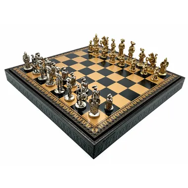 Ensemble Lanzichenecchi II vu de face avec échiquier noir et pièces en métal