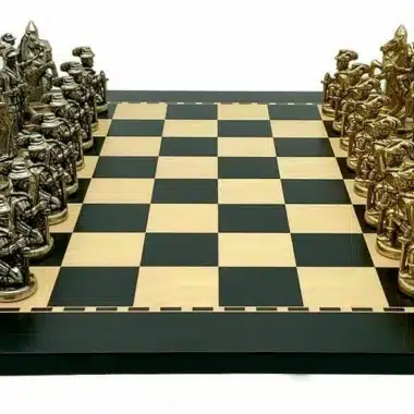 Alternative view of Ensemble Lanzichenecchi III Echiquier en Bois et Jeu d'Echecs en Métal
