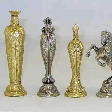 Pièces Florentine Renaissance en métal doré et argenté, détail roi, dame, fou et cavalier