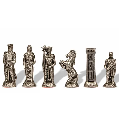 Pièces d'échecs argentées Romains vs Barbares, détail de la dame, du roi et du cavalier