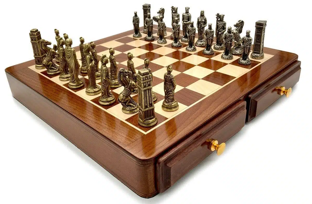 Romains vs Barbares V Echiquier avec Deux Tiroirs de Rangement et Jeu d'Echecs en Métal