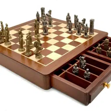 Alternative view of Romains vs Barbares V Echiquier avec Deux Tiroirs de Rangement et Jeu d'Echecs en Métal