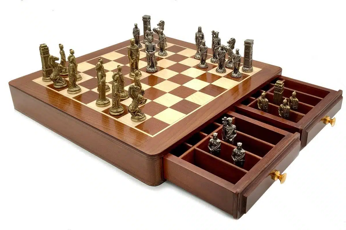 Romains vs Barbares V Echiquier avec Deux Tiroirs de Rangement et Jeu d'Echecs en Métal – Image 2