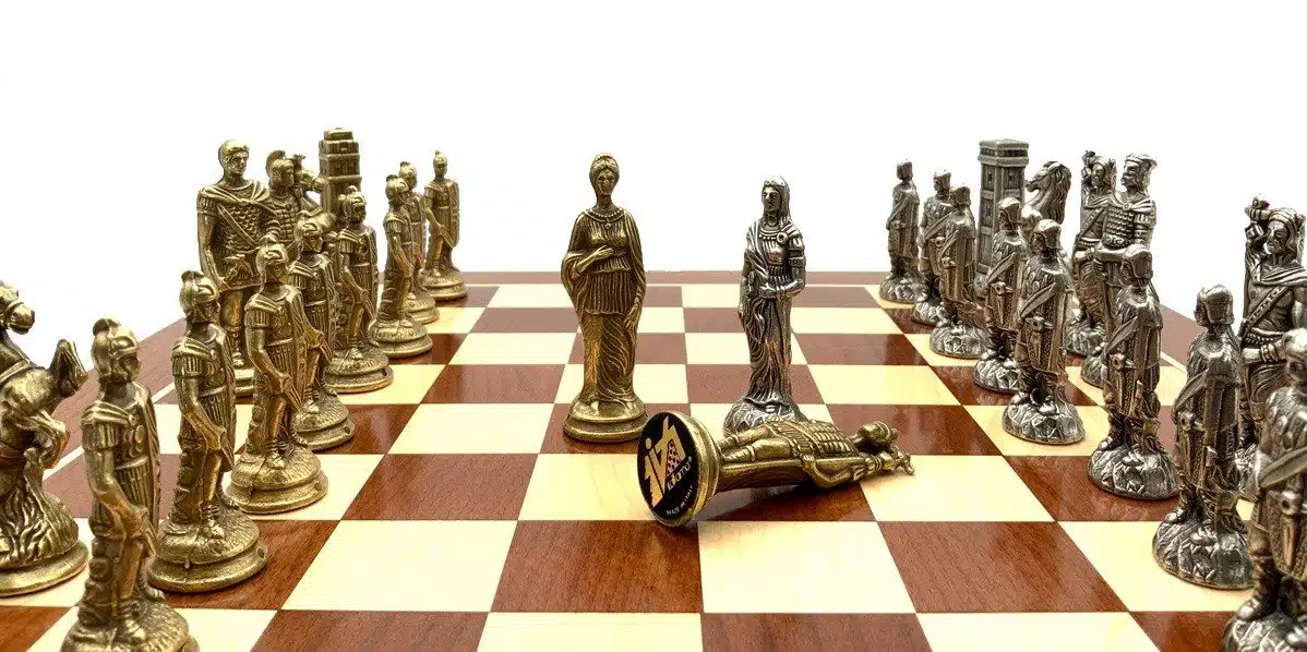 Romains vs Barbares V Echiquier avec Deux Tiroirs de Rangement et Jeu d'Echecs en Métal – Image 3
