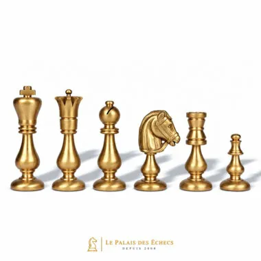 Pièces dorées du jeu d'échecs Oriental en laiton massif, détail rapproché