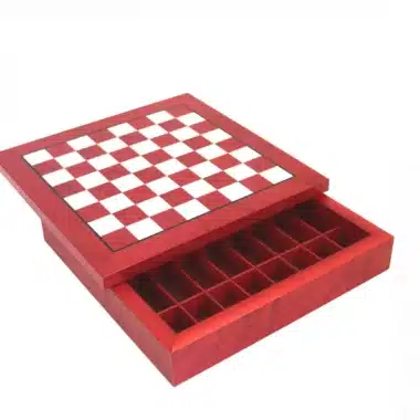 Échiquier en bois rouge et blanc avec coffret de rangement tiroir ouvert, vue de dessus