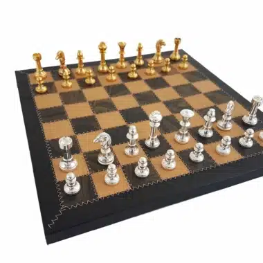Ensemble Cuir et Laiton Echiquier en Cuir et Jeu d'Echecs en Laiton Plaqué Or et Argent