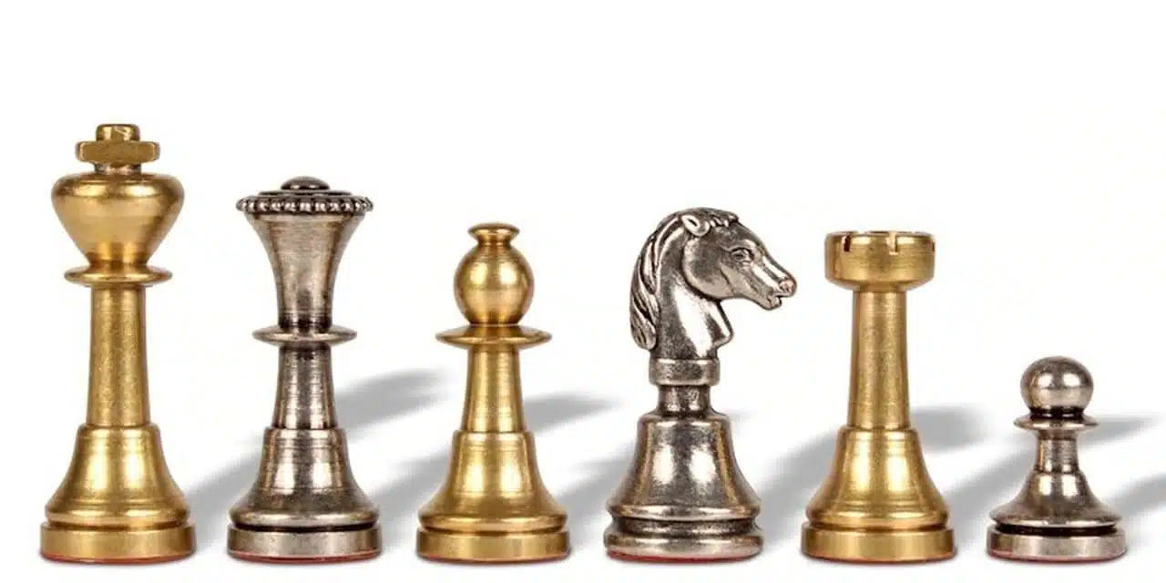 Ensemble Mignon II Echiquier en Similicuir avec Compartiment de Rangement & Jeu d'Echecs en Laiton Massif – Image 4
