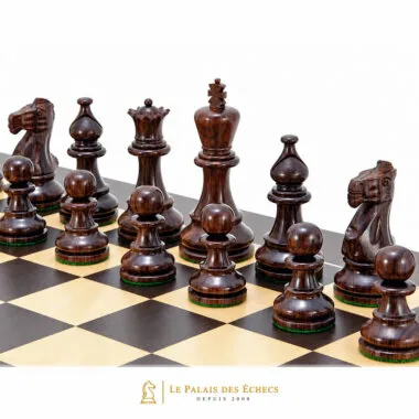 Pièces en bois de rose doré détaillées sur l'échiquier en wenge