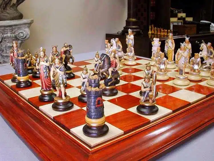 Jeu d'Echecs "Etrusque Peint à l'Huile" en Bois des Alpes Massif Sculpté Traditionnellement