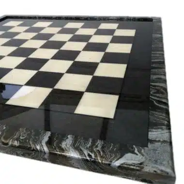 Alternative view of Ensemble Staunton Moderne XL Echiquier en Bois d'Erable Vert & Jeu d'Echecs en Laiton et Bois Plaqué Or et Argent