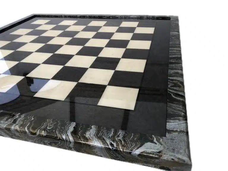 Ensemble Staunton Moderne XL Echiquier en Bois d'Erable Vert & Jeu d'Echecs en Laiton et Bois Plaqué Or et Argent – Image 2