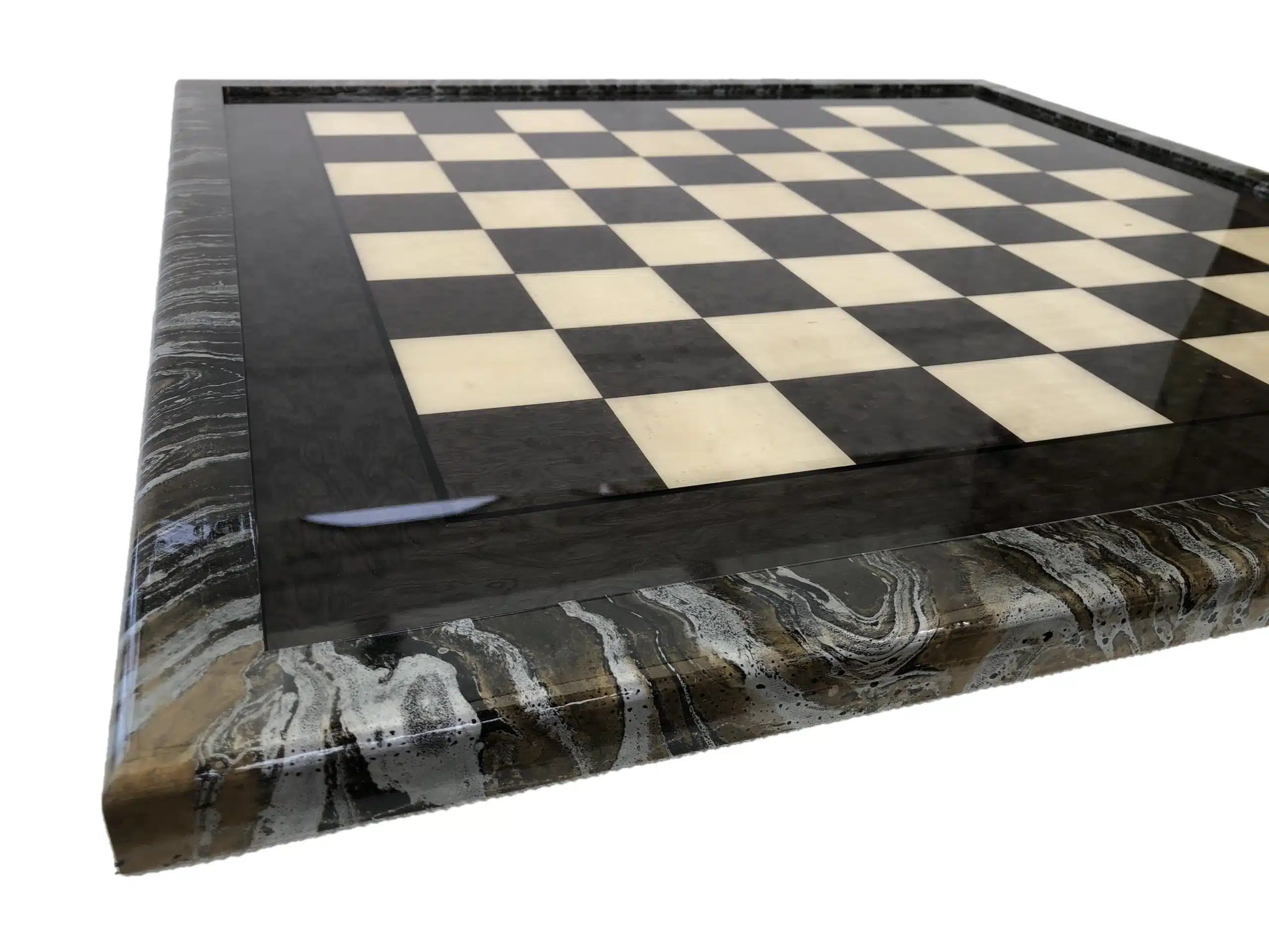 Ensemble Staunton Moderne XL Echiquier en Bois d'Erable Vert & Jeu d'Echecs en Laiton et Bois Plaqué Or et Argent – Image 3