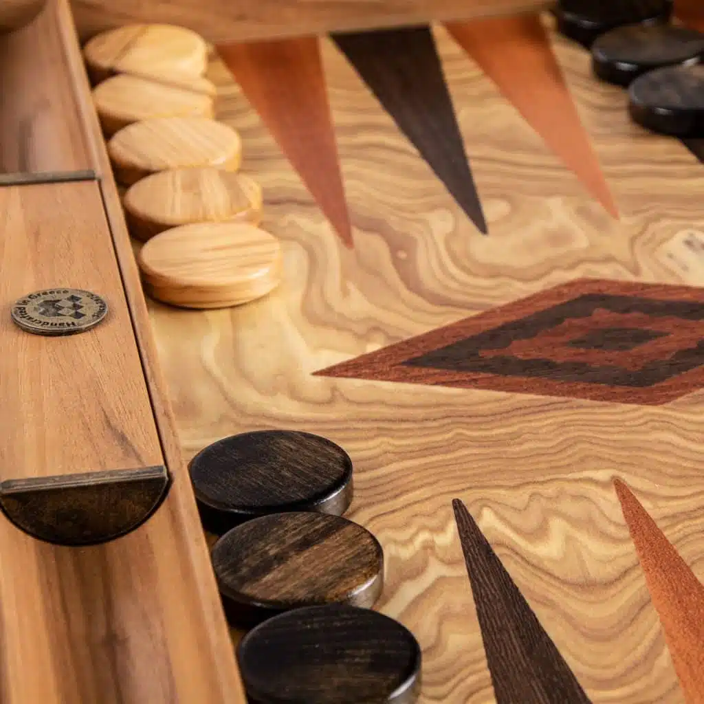 Backgammon en bois d'olivier, détail des pions clairs et foncés sur flèches marquetées