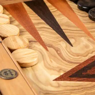 Backgammon en bois d'olivier, gros plan sur les flèches marquetées et le rebord latéral