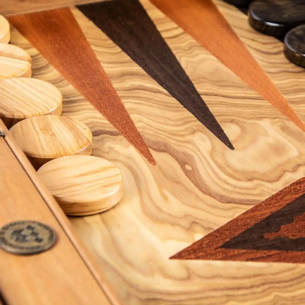 Backgammon en bois d'olivier, gros plan sur les flèches marquetées et le rebord latéral