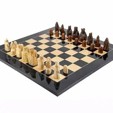 Ensemble "Ile de Lewis " Echiquier en Bois Massif Laqué & Jeu d'Echecs en Résine
