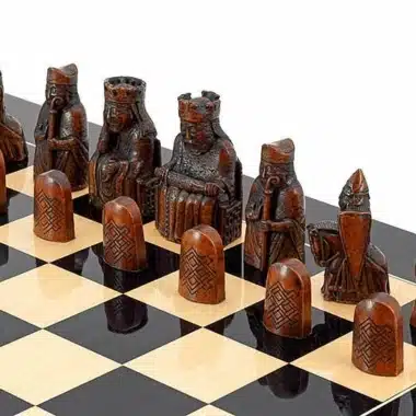 Ensemble "Ile de Lewis " Echiquier en Bois Massif Laqué & Jeu d'Echecs en Résine