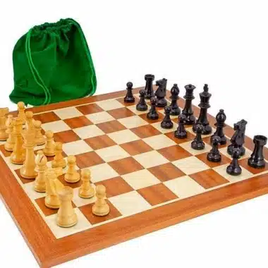 Ensemble Conquête : échiquier érable et acajou, pièces en buis et pochette verte