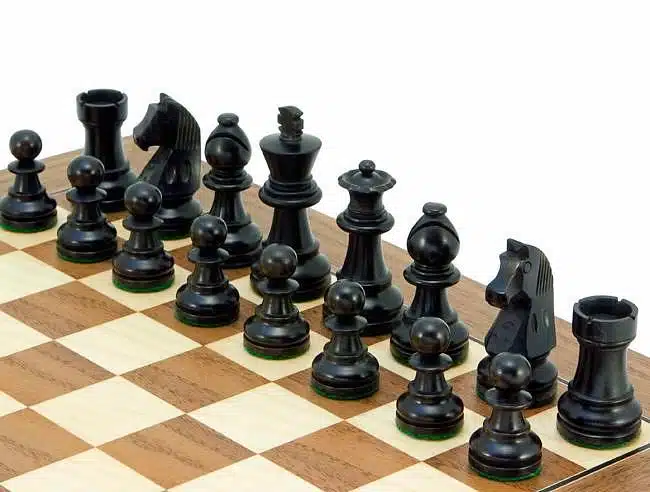 Ensemble "Deluxe Small" Echiquier en Bois de Noyer & Jeu d'Echecs en Bois de Buis Ebonisé