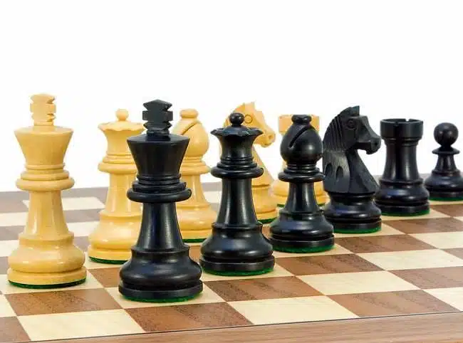 Ensemble "Deluxe Small" Echiquier en Bois de Noyer & Jeu d'Echecs en Bois de Buis Ebonisé