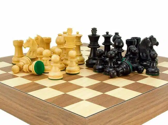 Ensemble "Deluxe Small" Echiquier en Bois de Noyer & Jeu d'Echecs en Bois de Buis Ebonisé