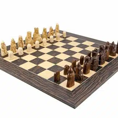 Ensemble "Ile de Lewis " Echiquier en Bois d'Ebène et d'Erable & Jeu d'Echecs en Résine