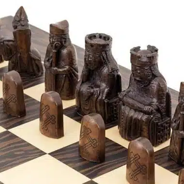 Ensemble "Ile de Lewis " Echiquier en Bois d'Ebène et d'Erable & Jeu d'Echecs en Résine
