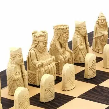 Ensemble "Ile de Lewis " Echiquier en Bois d'Ebène et d'Erable & Jeu d'Echecs en Résine