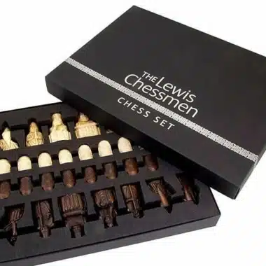Ensemble "Ile de Lewis " Echiquier en Bois d'Ebène et d'Erable & Jeu d'Echecs en Résine