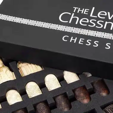 Ensemble "Ile de Lewis " Echiquier en Bois d'Ebène et d'Erable & Jeu d'Echecs en Résine