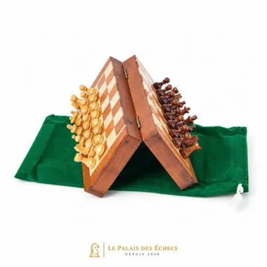 Ensemble magnétique de voyage en bois, ouvert en triangle sur pochette verte