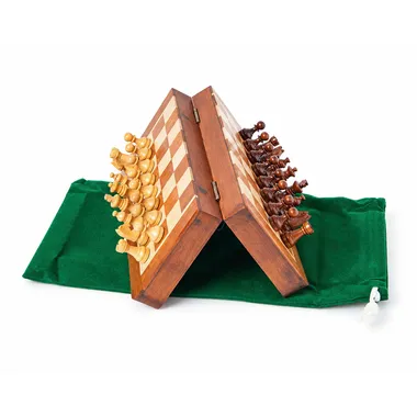 Ensemble magnétique de voyage en bois, ouvert en triangle sur pochette verte
