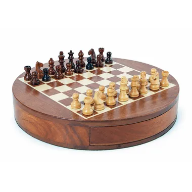 Ensemble de voyage rond en bois, échiquier et pièces en position de jeu