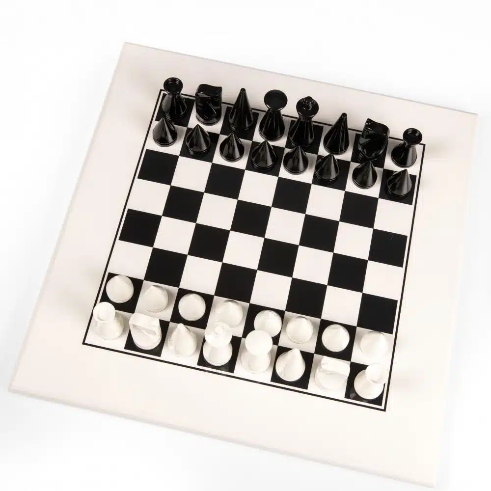 Ensemble Pyramide Moderne Blanc Echiquier en Bois Massif Laqué Blanc & Jeu d'Echecs en Bois Laqué Noir et Blanc – Image 4