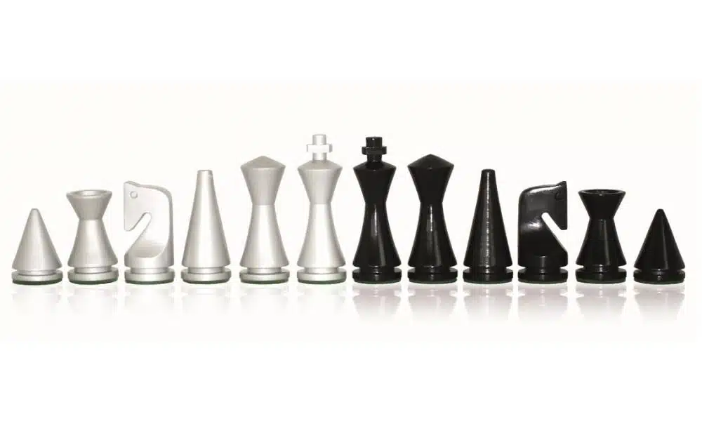 Jeu d'Echecs "Pyramide Moderne" en Bois Laqué Noir et Blanc – Image 6
