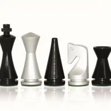 Jeu d'Echecs "Pyramide Moderne" en Bois Laqué Noir et Blanc