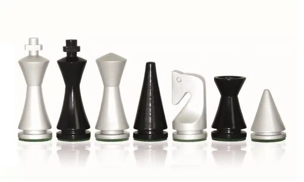Ensemble Pyramide Moderne Gris Echiquier en Bois de Bruyère et d'Erable & Jeu d'Echecs en Bois Laqué Noir et Blanc – Image 5